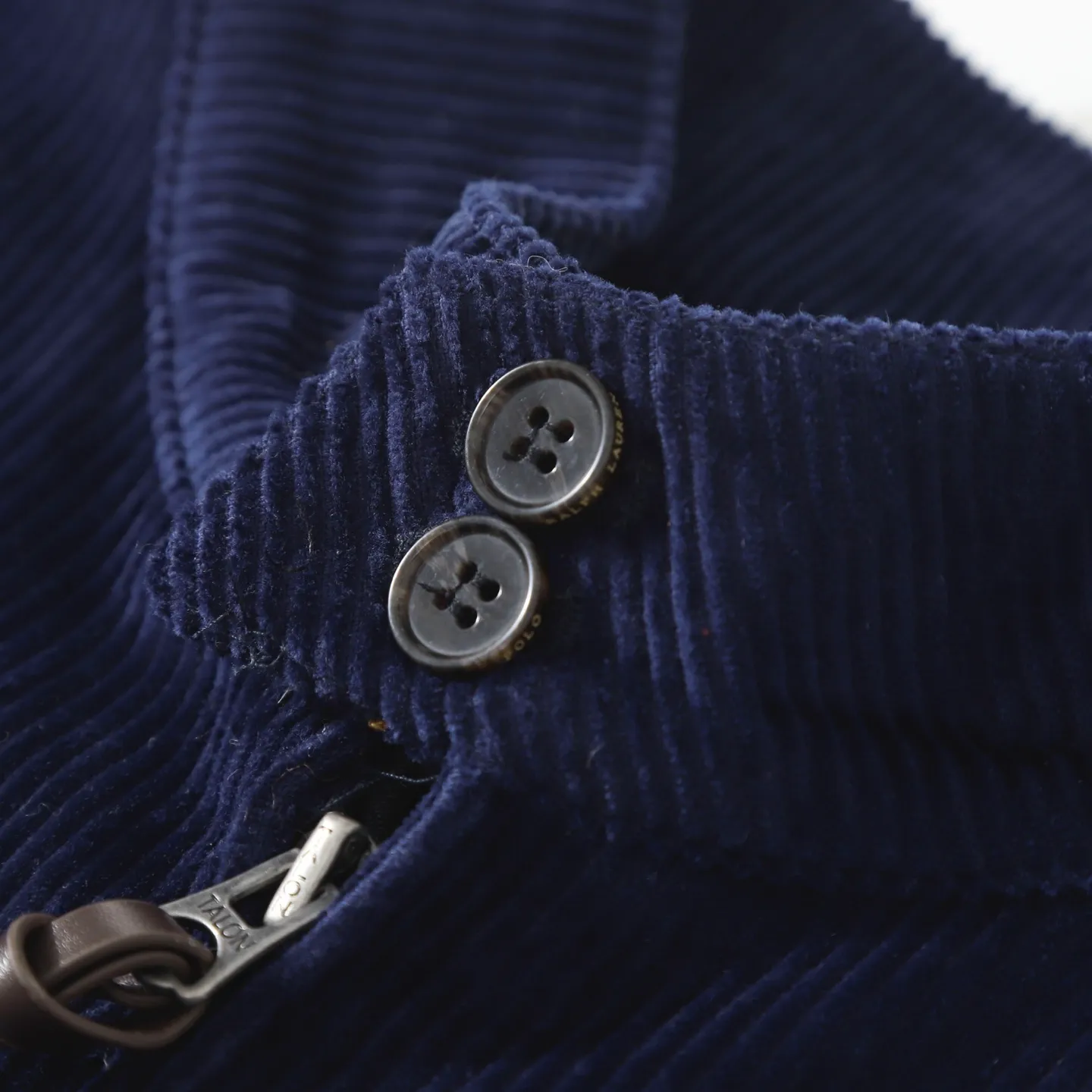P350 #R24 Ralph Lauren Corduroy Jacket Embroidered Pony Jacket Old Money Style Old Cadre Style Harrington Jacket The interior is made of Scottish plaid fabric, autumnal corduroy material, plus their classic khaki color - three major elements to add to the classic veteran silhouette, retro corduroy fabric. Don’t miss it if you go for the retro route. The same style for men and women, Bai Baihe, is a hit on many star tops from Xiaohongshu! The classic Wellington-style custom-woven corduroy fabric has a delicate, smooth and thick inner plaid lining and uses TALON zippers! It has a retro movie fashion feel in itself! The fit is loose but not baggy. The size is just right and not too picky. The dropped shoulder design modifies the shoulders without making them look bulky. This silhouette is a style that will never go out of style after being worn for a long time. The upper body is also very durable and recognizable. The loose and reasonable version can be worn by both men and women. It is easy to create a clean and refreshing boyish look. Color: Brown, Navy Blue, Black Size: M /L /XL /XXL Length: 68/70/72/74 Bust: 122/126/130/134 Shoulder width: 53/54/55/56 Sleeve length: 65/66/67/68
